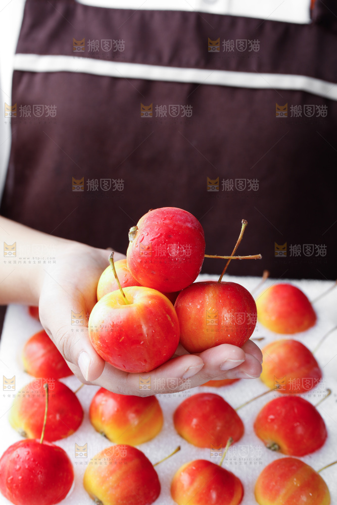 手上放着新鲜海棠果