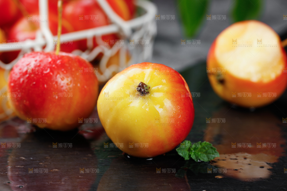 黑底上的新鲜小苹果