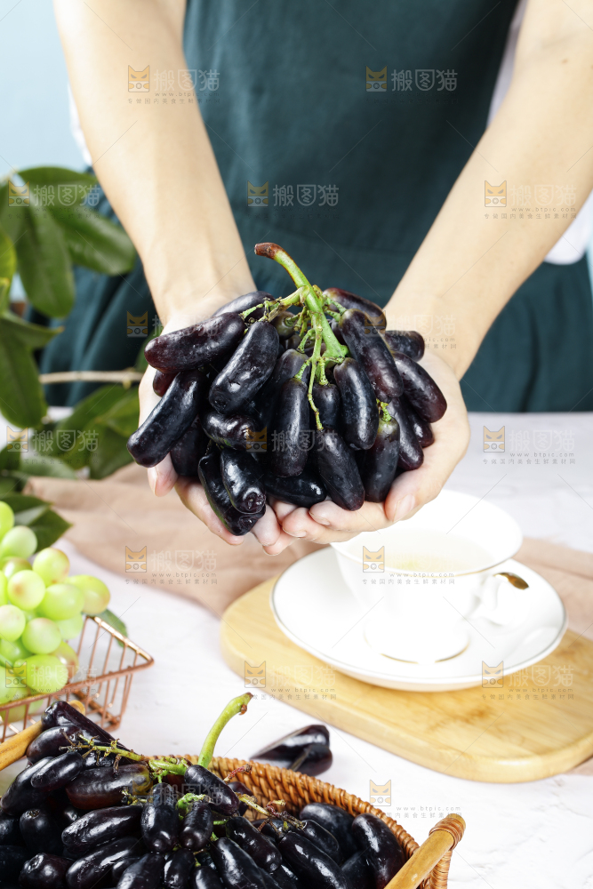 手里捧着一串蓝宝石葡萄