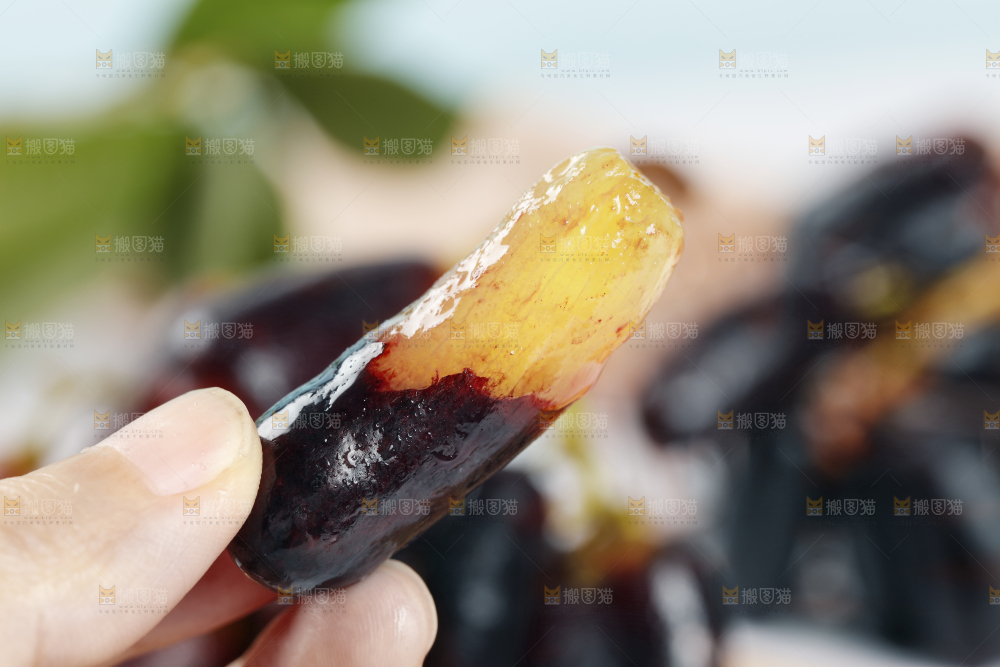 手里拿着蓝宝石葡萄