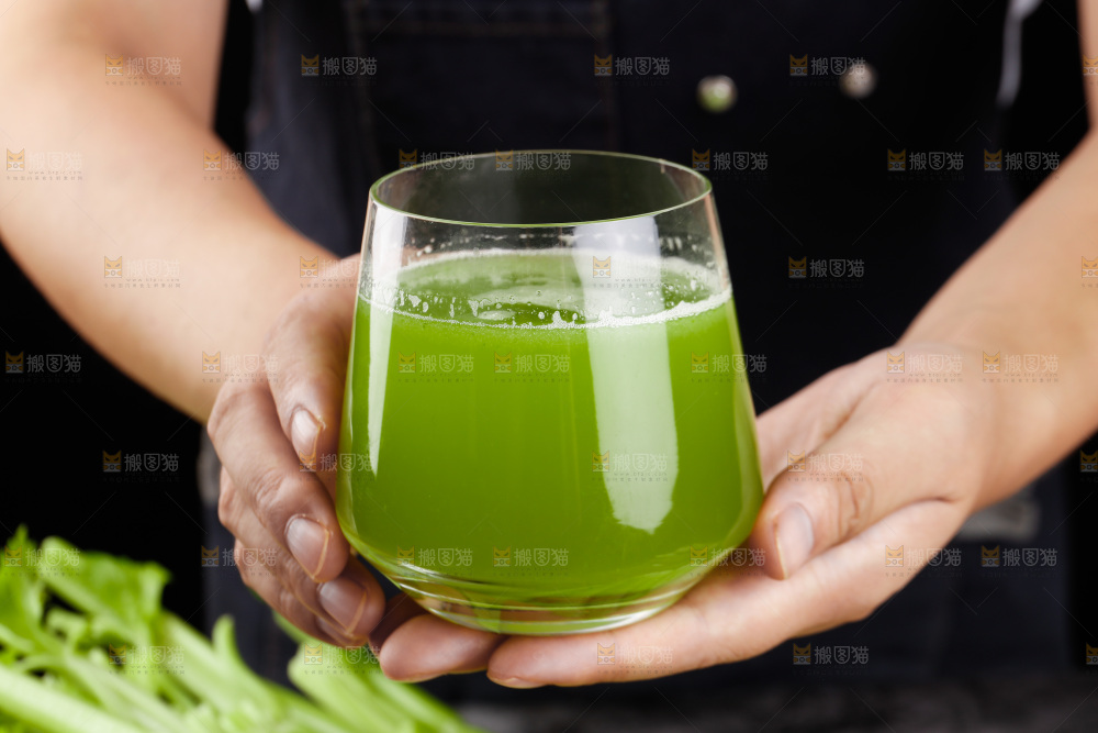 手里拿着一杯西芹汁