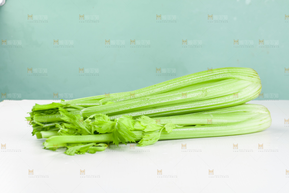 白底上放着新鲜西芹