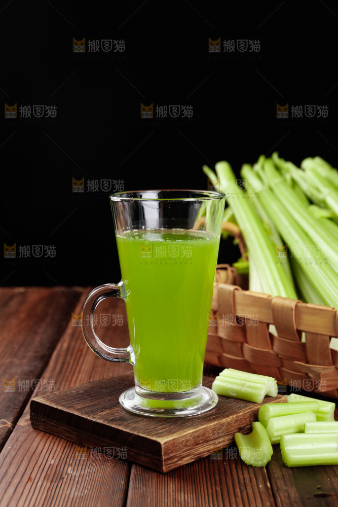 木底上放着一杯西芹汁