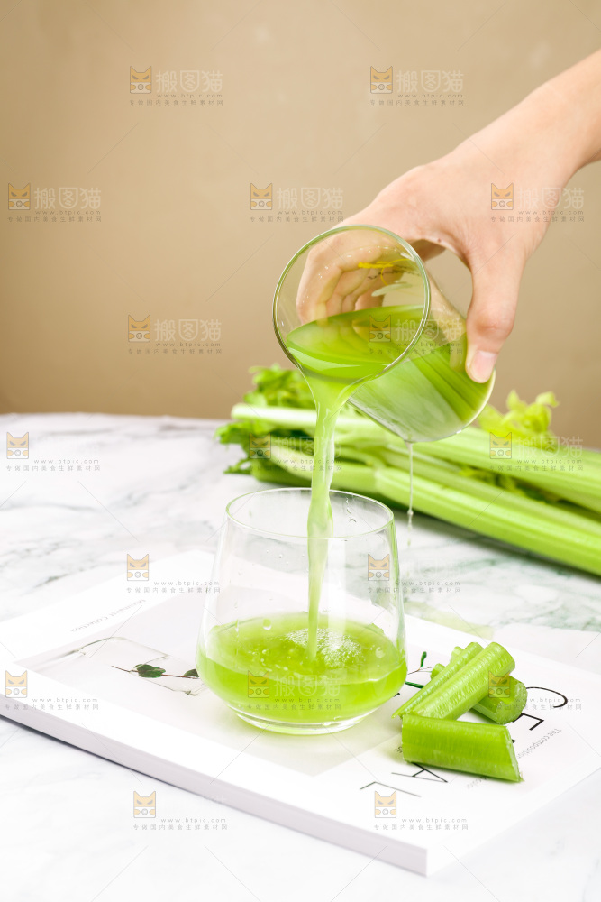 手里倒着一杯西芹汁