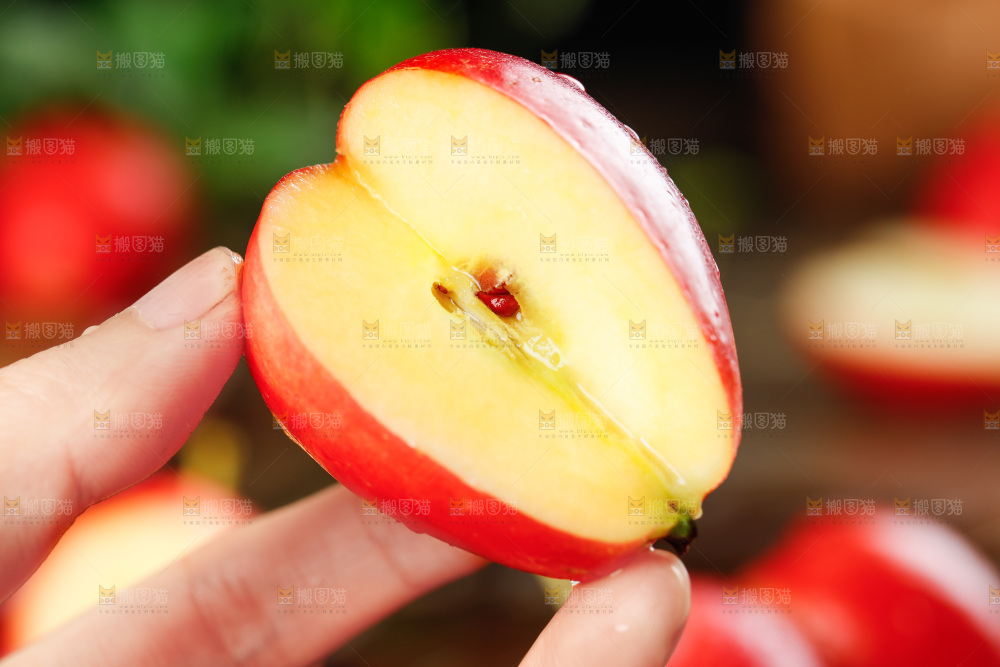 手里拿着海棠果
