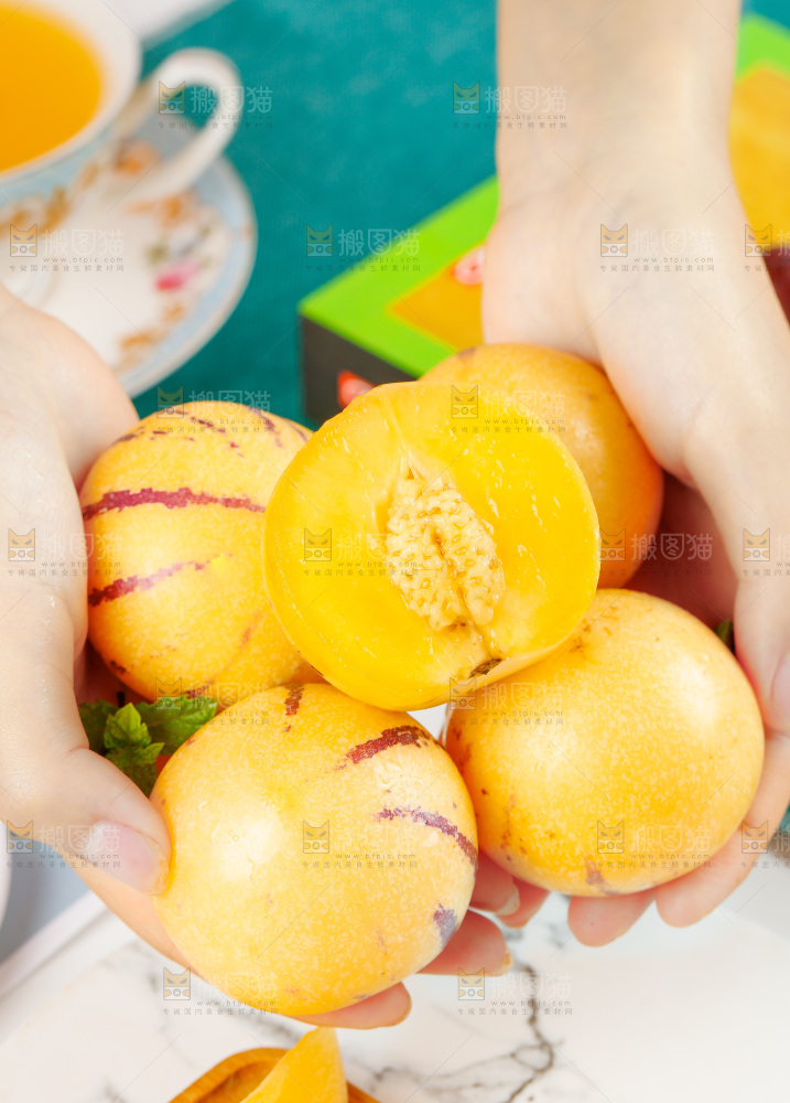 手里拿着长寿果