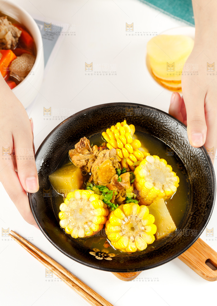 盘子里装着鸭肉烧玉米