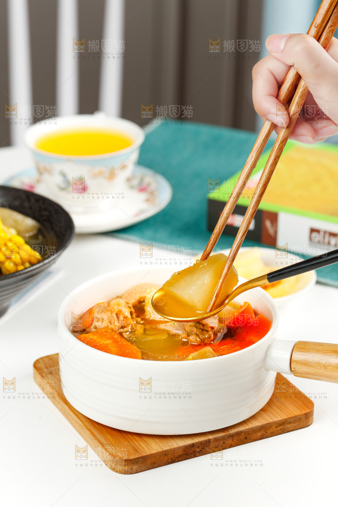 碗里装着鸡肉炖胡萝卜