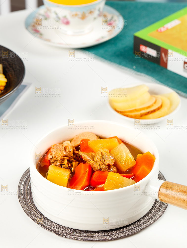 碗里装着鸡肉炖胡萝卜