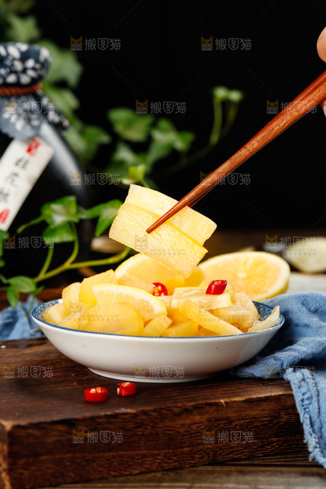 盘子里装着柠檬萝卜