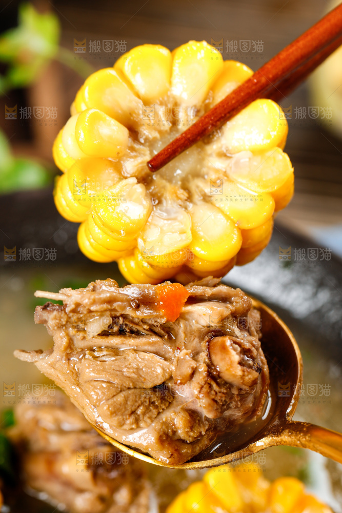 盘子里装着鸭肉烧玉米