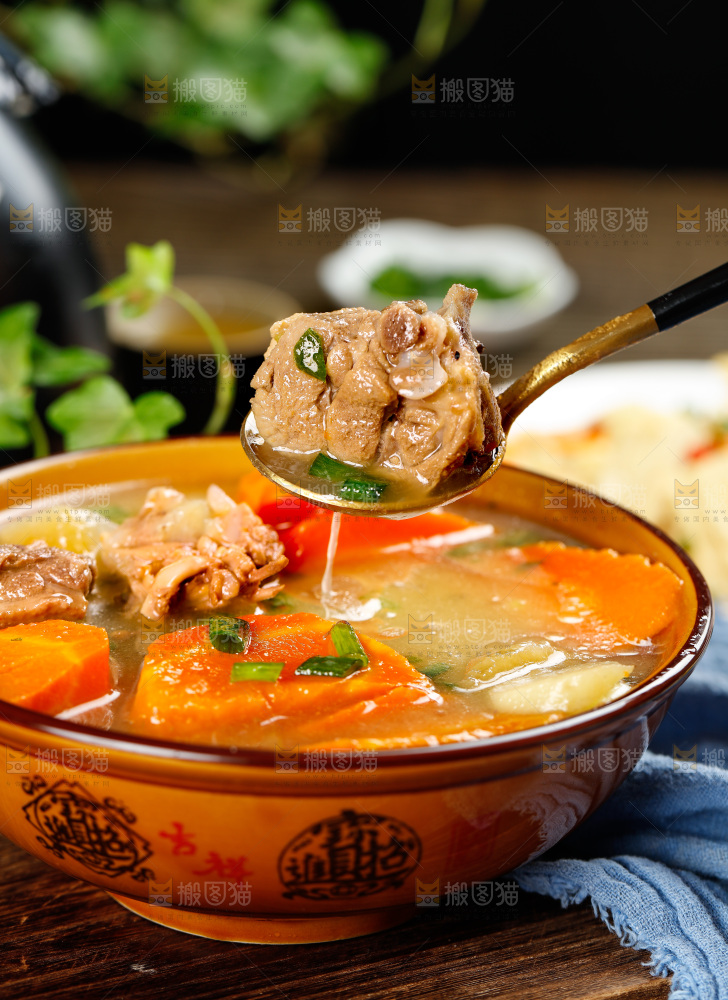 碗里装着鸡肉炖胡萝卜