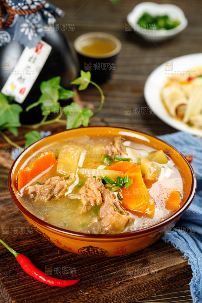 碗里装着鸡肉炖胡萝卜