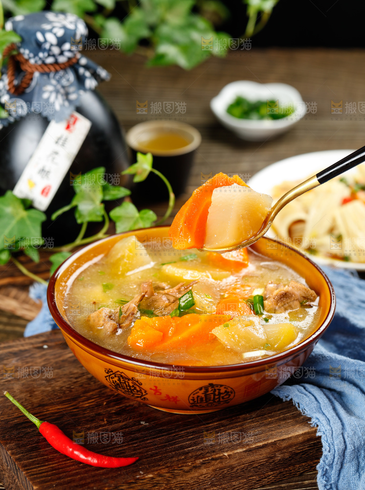 碗里装着鸡肉炖胡萝卜