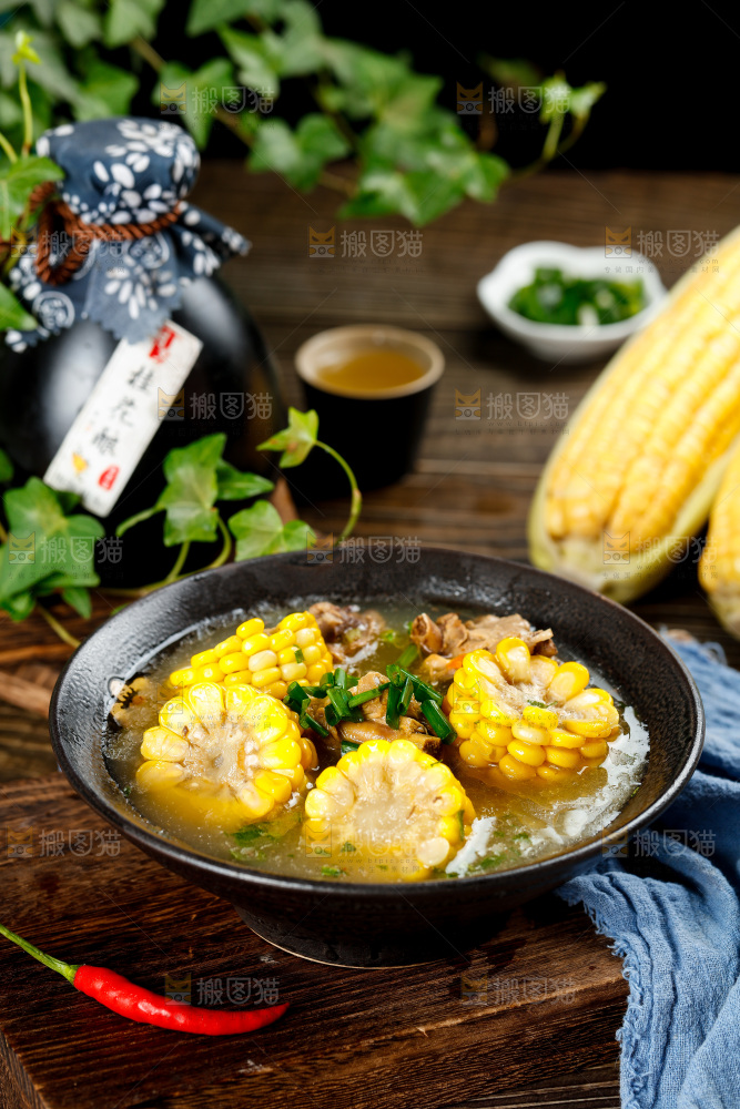 盘子里装着鸭肉烧玉米