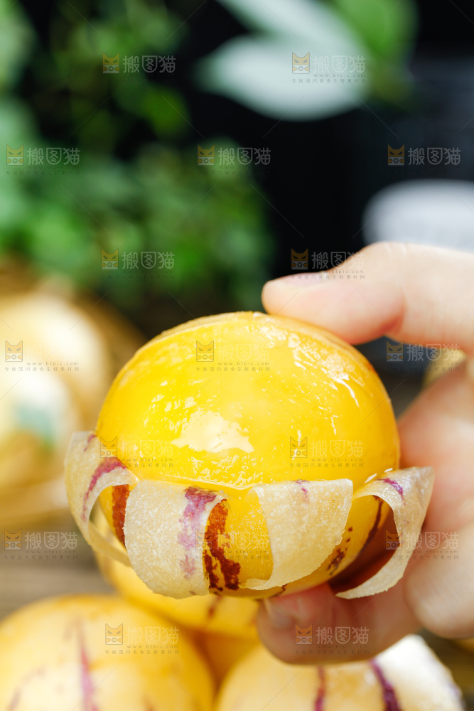 深底上摆放着人参果