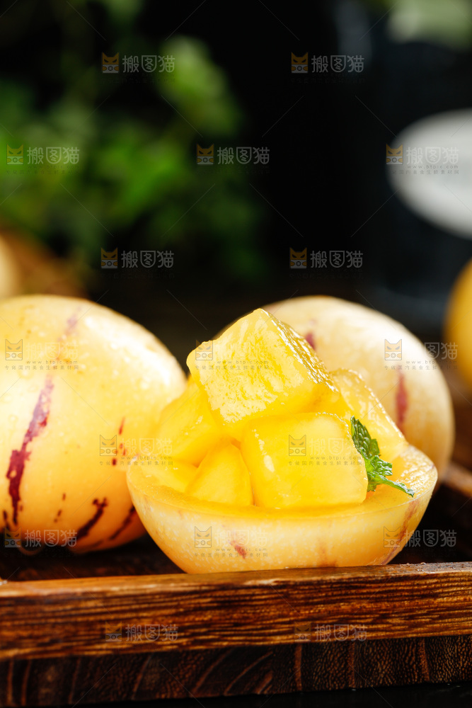 深底上摆放着人参果