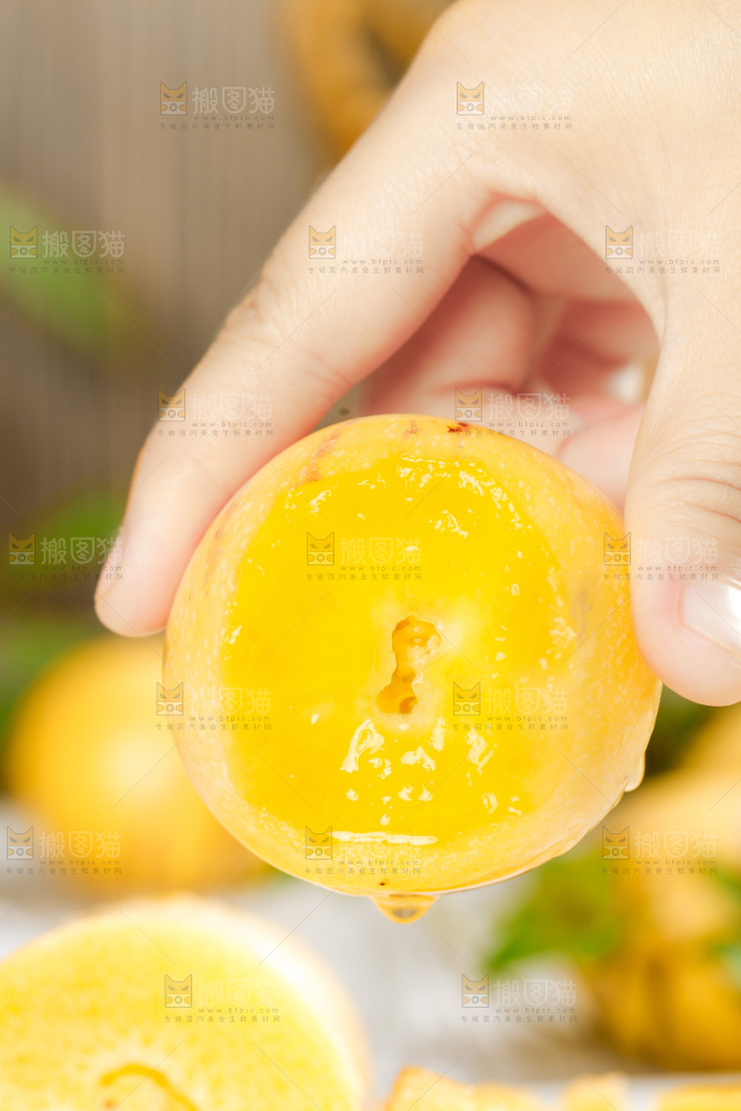 白底上放着长寿果