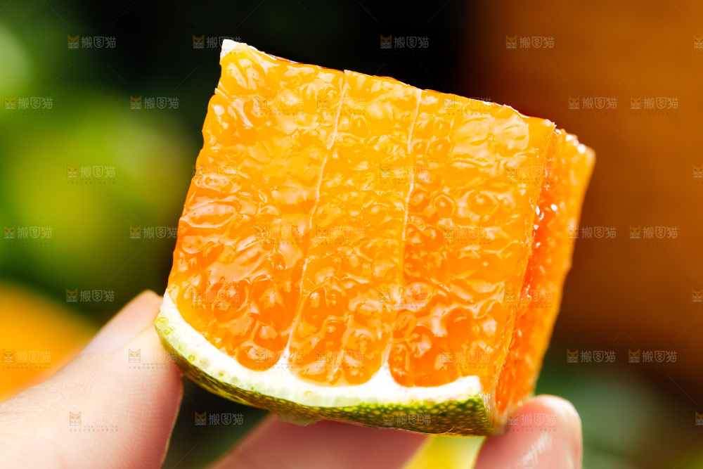 深底上摆放着蜜橘