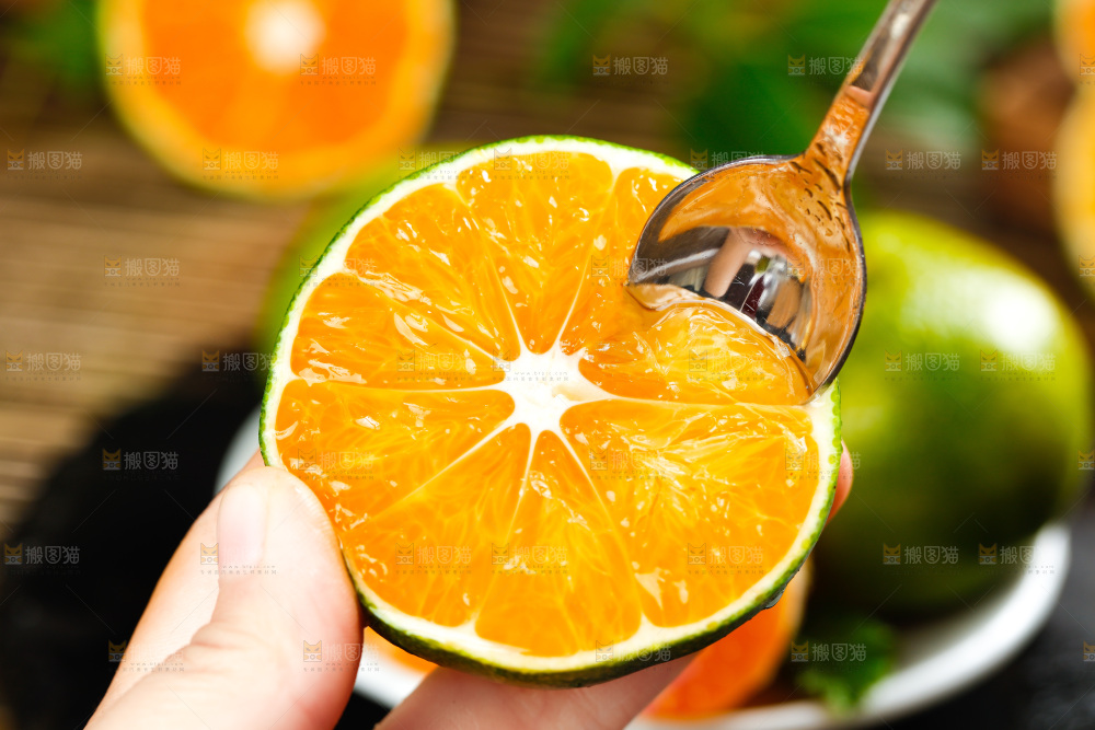 深底上摆放着蜜橘