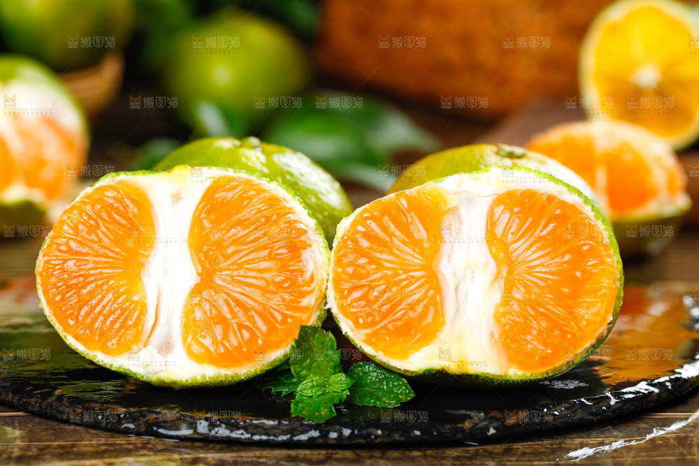 深底上摆放着蜜橘