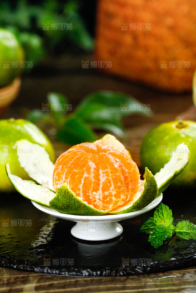 碟子里放着蜜桔