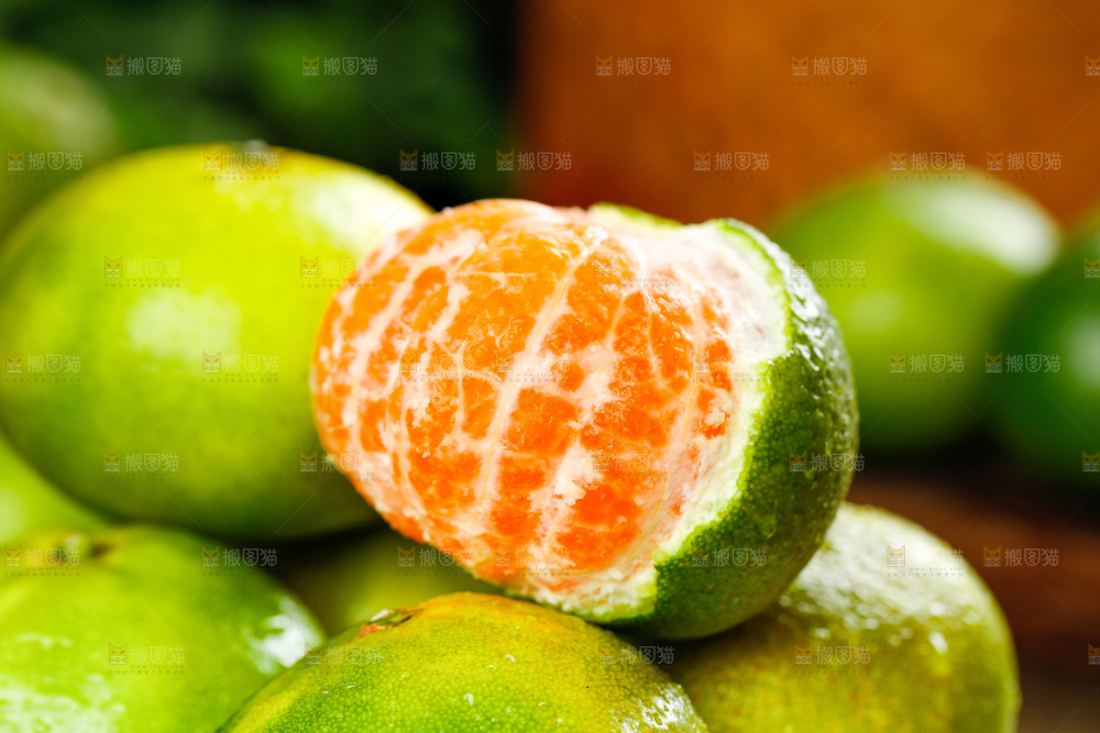 碟子里放着蜜桔