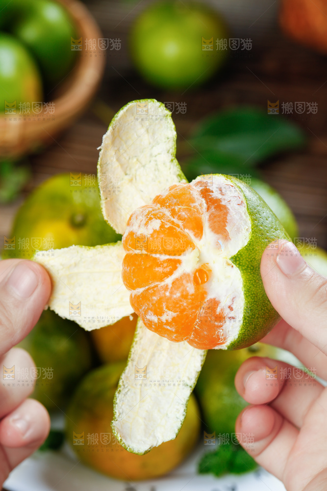 手里拿着剥皮的蜜橘