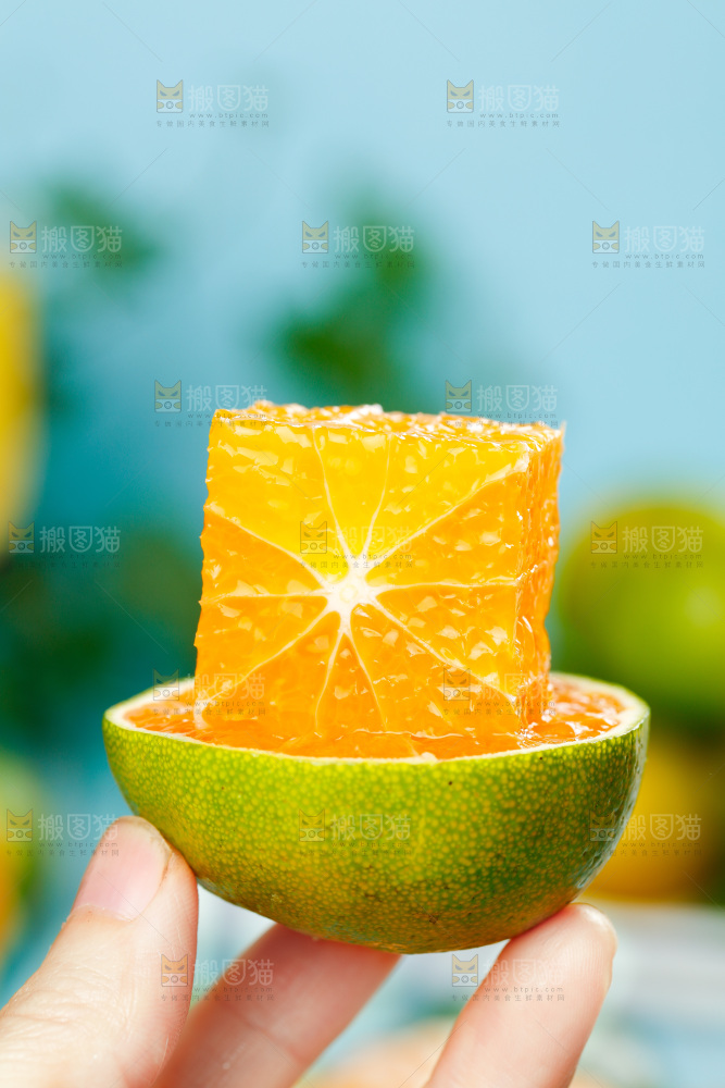 手里拿着蜜橘