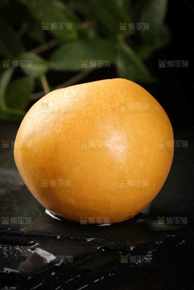 黑底上摆放着秋月梨