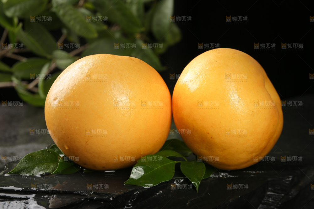 黑底上摆放着秋月梨