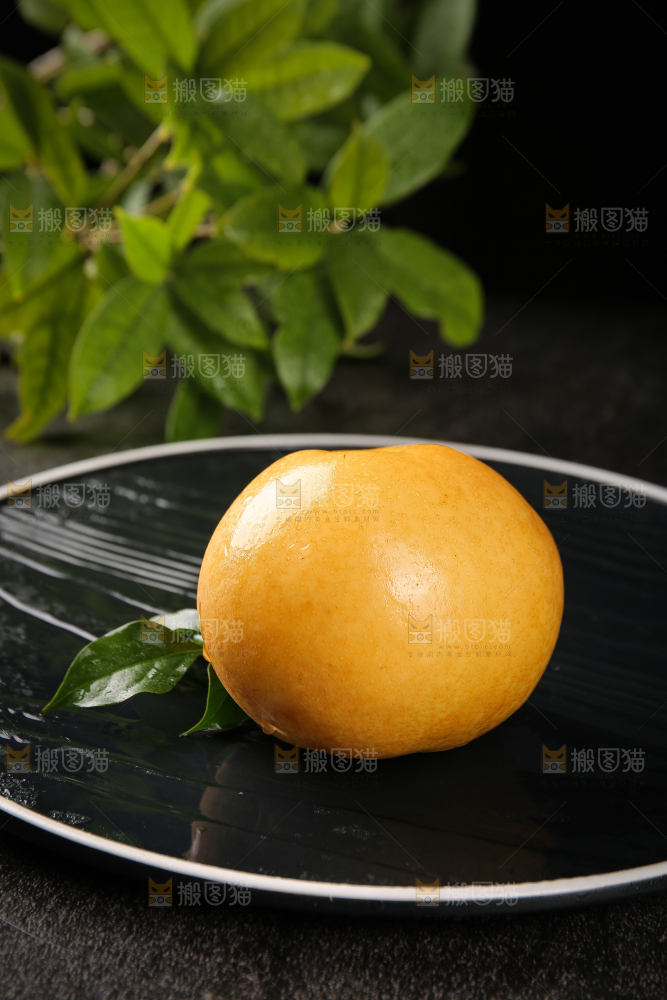 黑底上的新鲜秋月梨