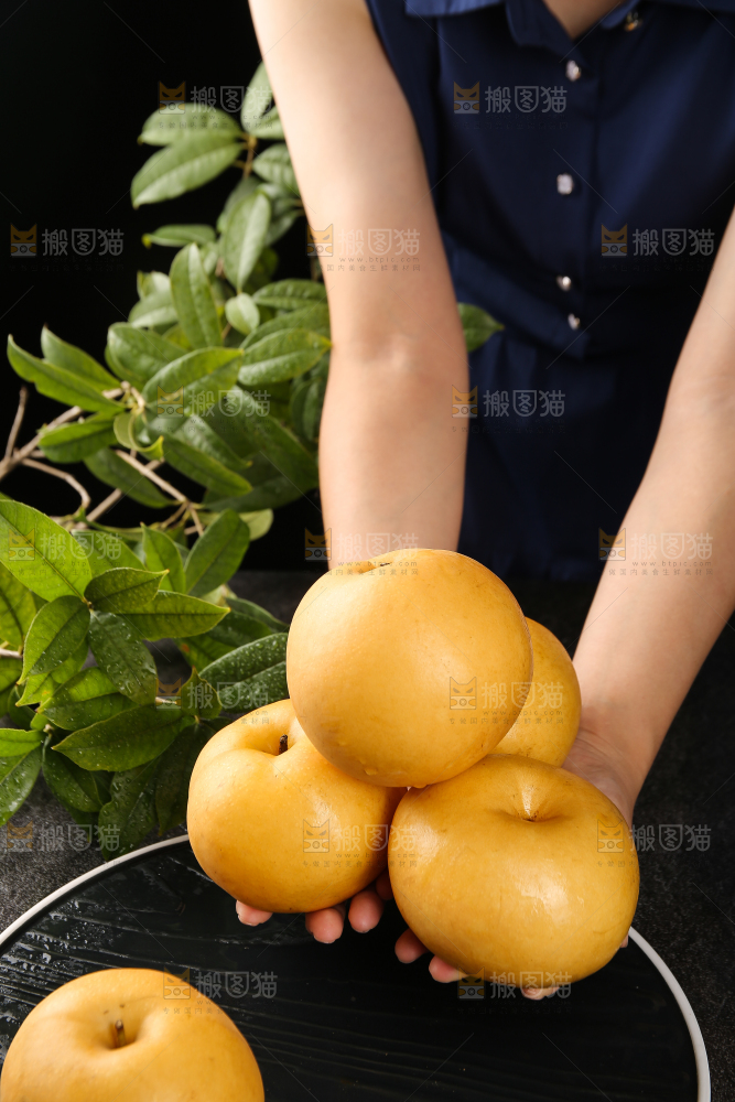 手上放着新鲜秋月梨