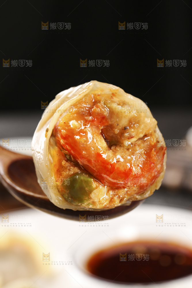 勺子上放着小龙虾饺子