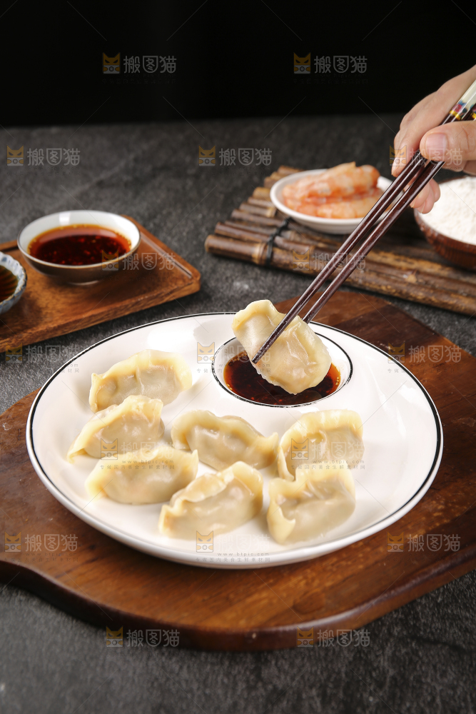 筷子上夹着小龙虾饺子