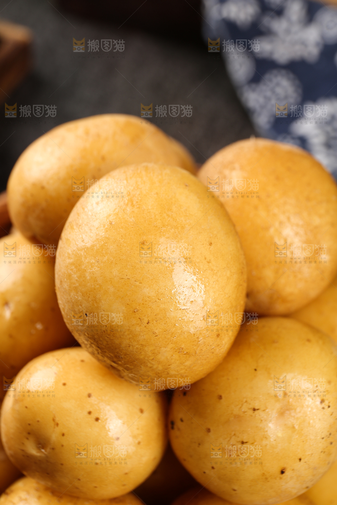 堆放着的黄心小土豆