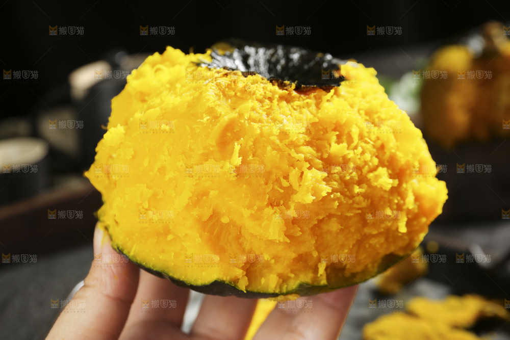 手上拿着板栗贝贝南瓜