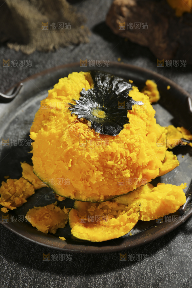 盘子里放着贝贝南瓜
