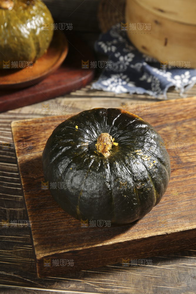 木板上的贝贝南瓜