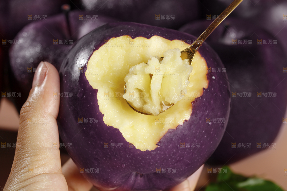 勺子里的黑苹果果肉