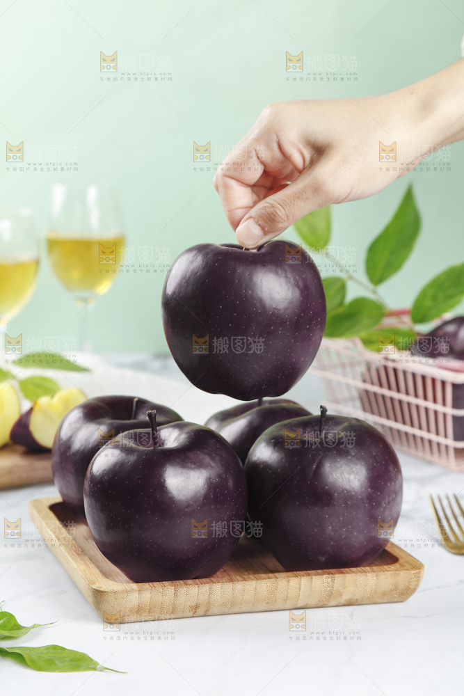浅底上放着一盘黑苹果