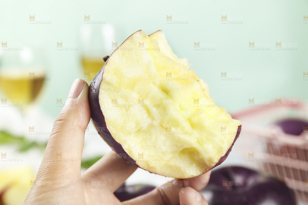 手上拿着咬开的黑苹果