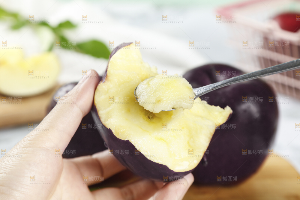 勺子里的黑苹果果肉