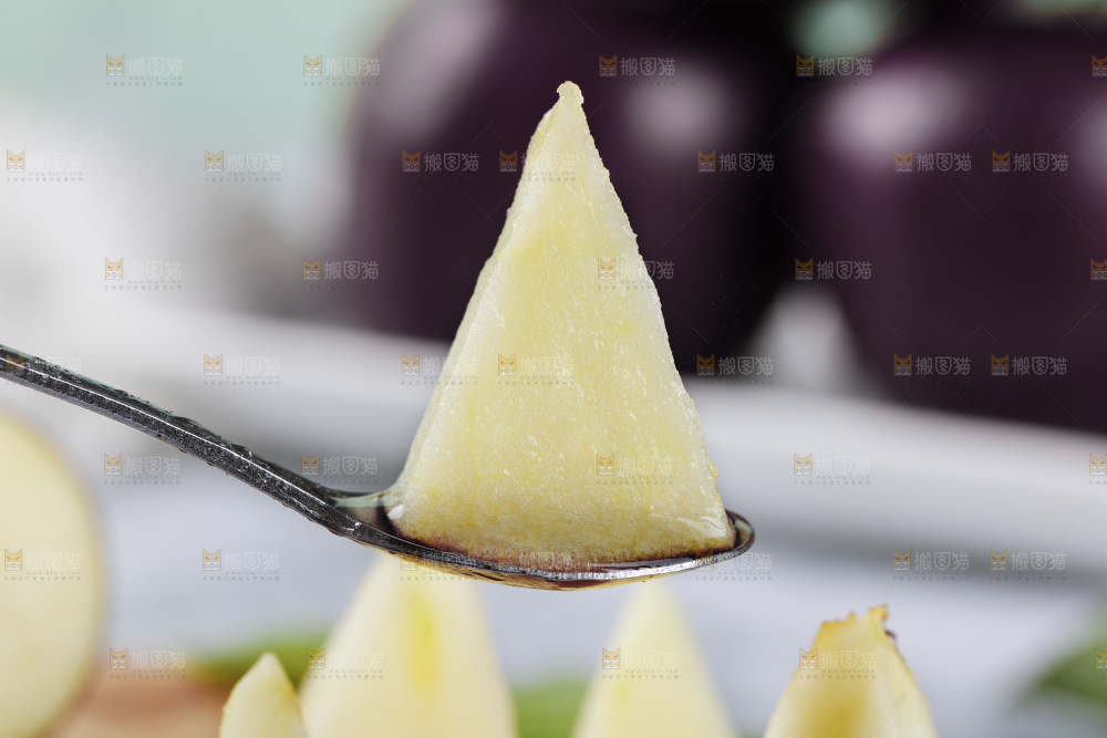 勺子里的黑苹果果肉