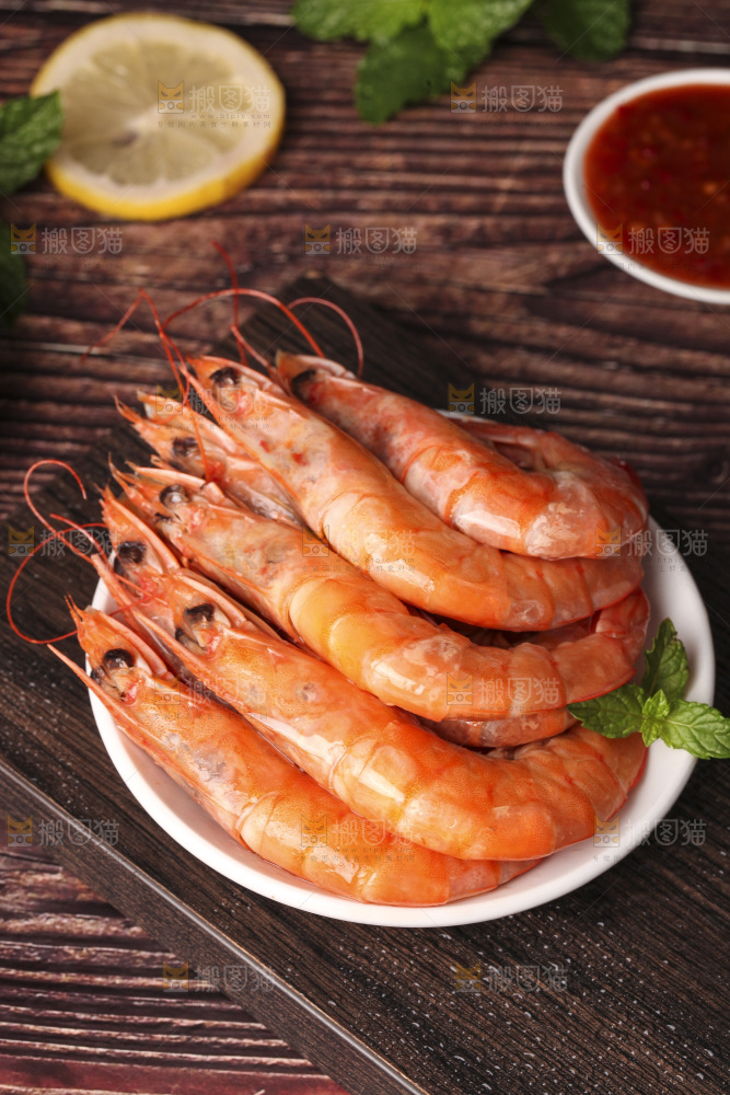 木底上的一碟清蒸大虾