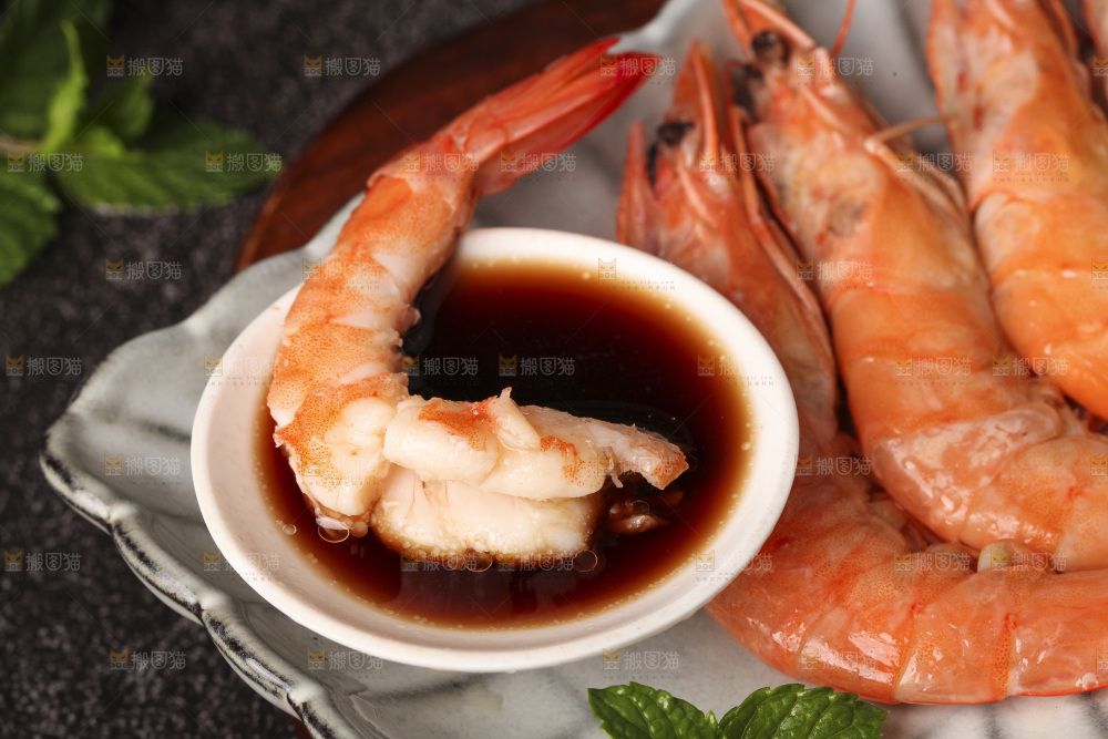 酱料碟里的清蒸大虾