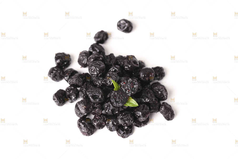 白底上堆放着蓝莓干