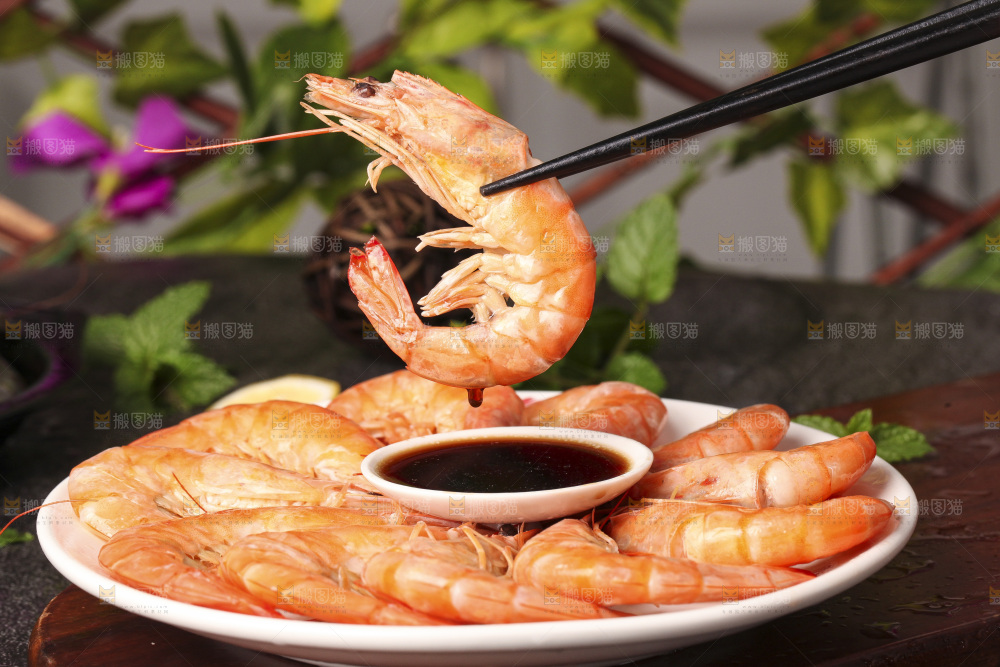 筷子上夹着清蒸大虾