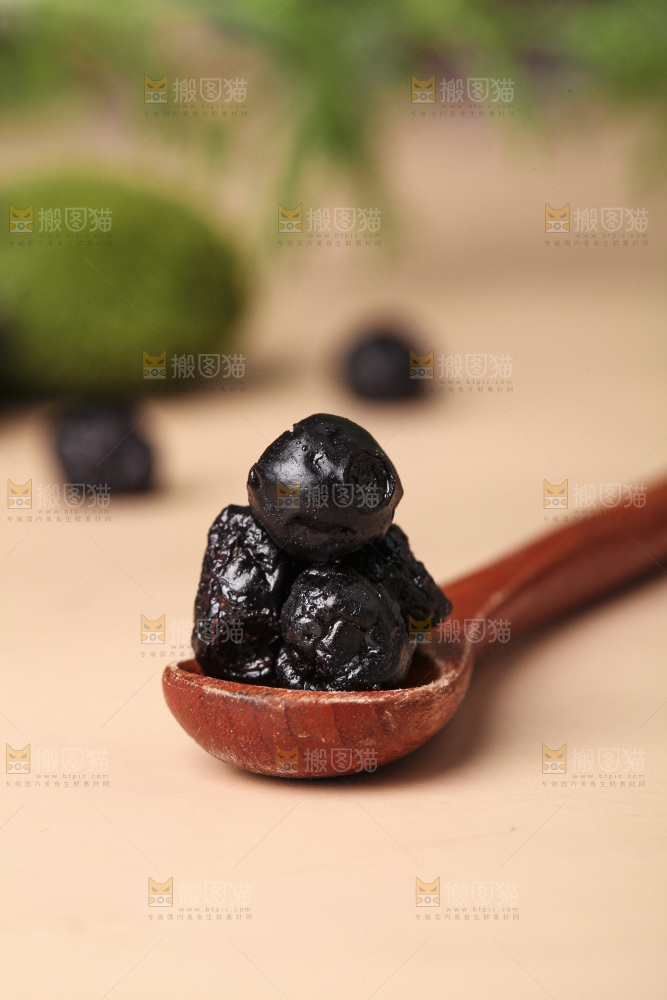 勺子上的蓝莓干