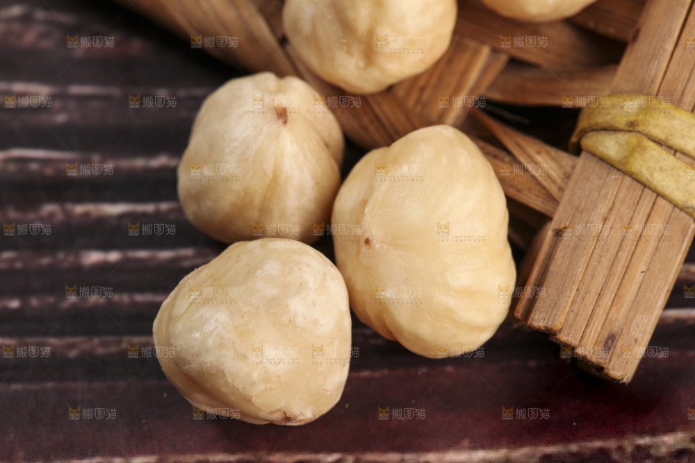 木底上摆放着榛子仁